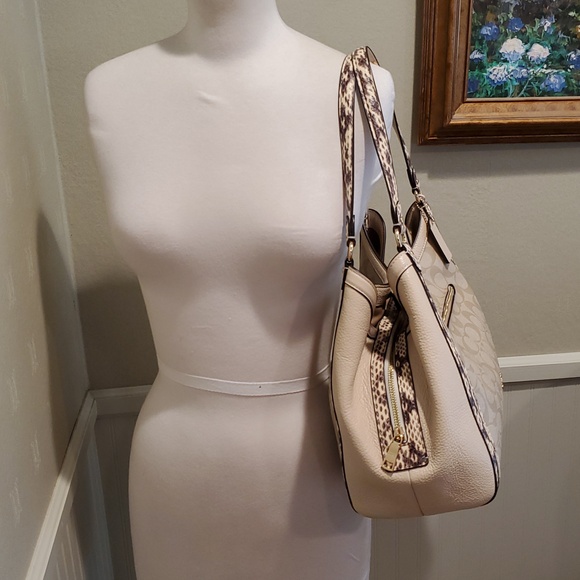 Like NEW Coach Exotic Signature Kristy Bsg - Picture 8 of 13